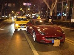 的哥追尾价值500万法拉利 趴车门被吓哭