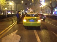 的哥追尾价值500万法拉利 趴车门被吓哭