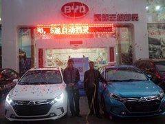 比亞迪秦第一批現(xiàn)車到店 車主開始提車