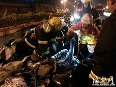 90后驾保时捷撞上洒水车身亡 跑车报废