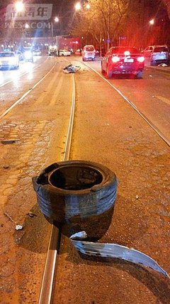 大连宝马高速失控撞电线杆 车身面目全非