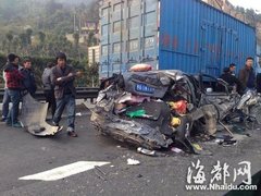 小车被压成铁泥 车祸致罗宁高速大堵车