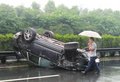 两豪车高速路上遭“丢翻” 雨天路滑车速过快[图]