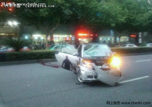 【图】奔驰smart车祸惨重 撞飞行人当场死亡
