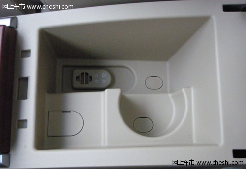 2012款荣威550白色提车用车作业