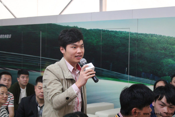嘉宾对凯迪拉克车型提问高清图片