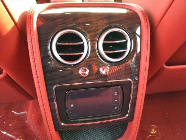 17款宾利飞驰4.0TV8 四门五座豪车新境界-图5