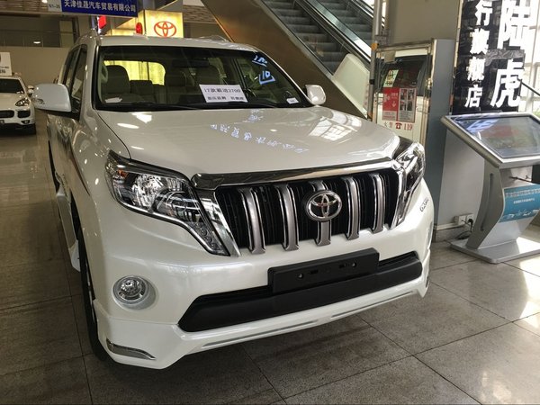 全國首批17款豐田霸道2700 標配現(xiàn)車到港-圖1