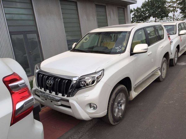 16款豐田霸道2700現(xiàn)車 港口現(xiàn)車年底清倉-圖1