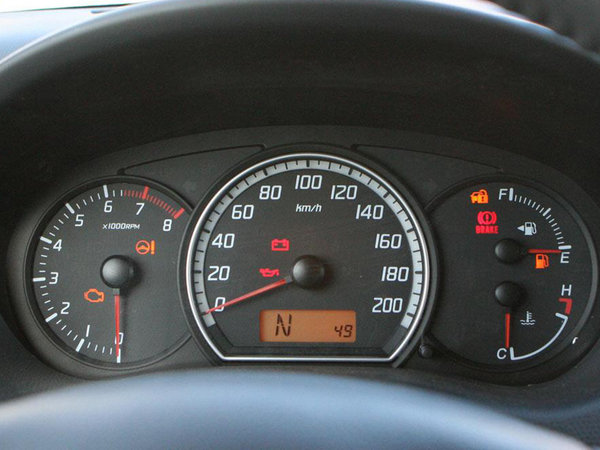 汽车油表忽高忽低检查油路传感器情况