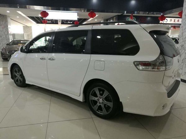 17款丰田塞纳展位现车 两驱加版给力降价-图3