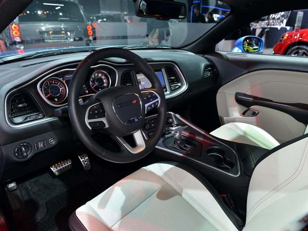 2016款道奇挑戰(zhàn)者現(xiàn)車 肌肉跑車極速登場-圖4