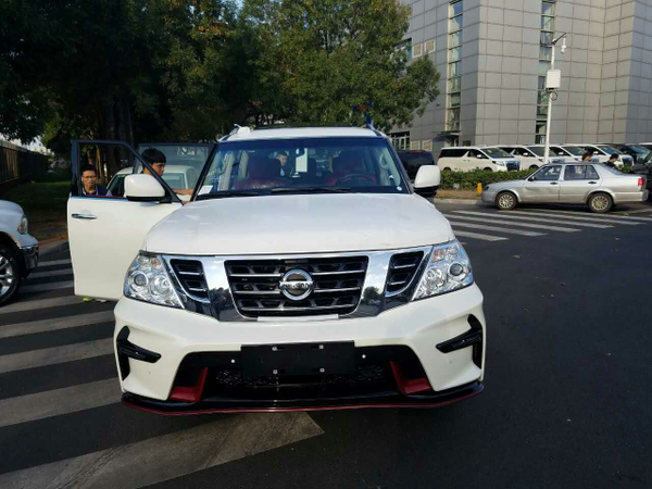 2017款日产途乐全新途乐采用了豪华轿车惯用的四幅方向盘设计,粗细比较合手再加上真皮加实木的用料,手握感觉极佳。另外方向盘功能强大,集成了音响、空调控制及蓝牙车载免提系统,使驾驶者在行车中更为安全,做到手不离方向盘。同时方向盘加热功能,令驾驶者双手在寒冷的冬季也能得到最佳的呵护。