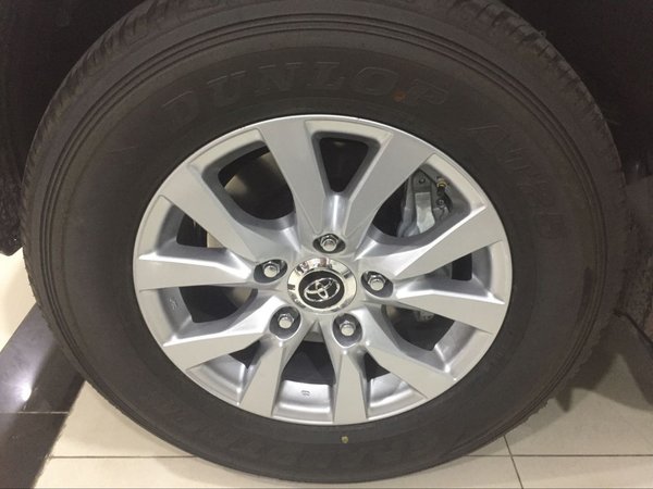 17款丰田酷路泽4000 新车实拍解密新越野-图5