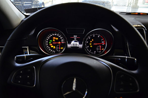 奔驰gle450将配备dynamic select动态操控控制系统,提供六种驾驶模式