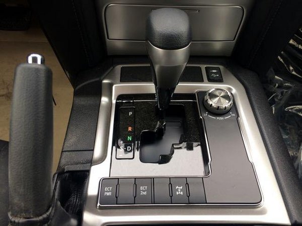 2017款丰田酷路泽4000八气囊 V6双差速锁-图5