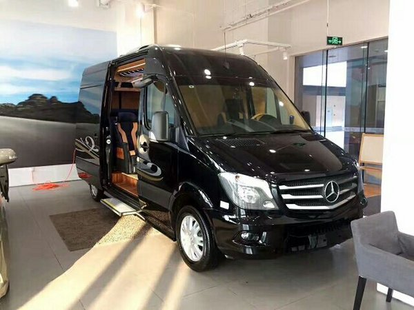 奔驰斯宾特顶级房车 内饰巨豪华价格揭秘-图1