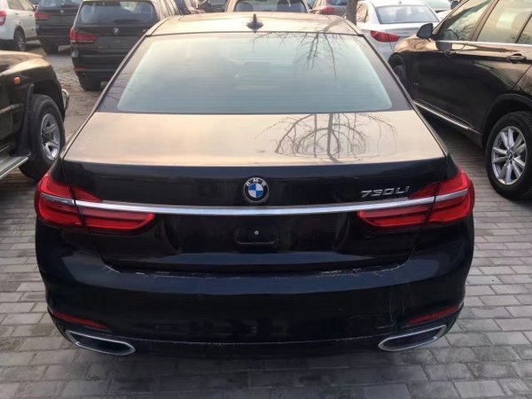 进口宝马730Li 中东版稳重的车身散发着商务气息,而高腰线、大轮胎又不时透露着运动范儿,拥有颀长的车身和同级别中最长的轴距,显赫的外表和气度引人注目,尤其是将排气筒的样式进行了统一,现在单从外观已经越来越难断定眼前的这台7系是哪款了,不会像前代车型,通过排气样式就能轻易辨别,宝马730Li采用全新的家族式设计,开眼角大灯的造型非常好看,无论是白天还是晚上都能一眼认出。修长的侧影以及立体感很强的腰线,动感匀称、稳重大器的车身造型被勾勒得十分到位。或许可以这么说,新一代7系兼顾气派与动感美学的秘诀,正