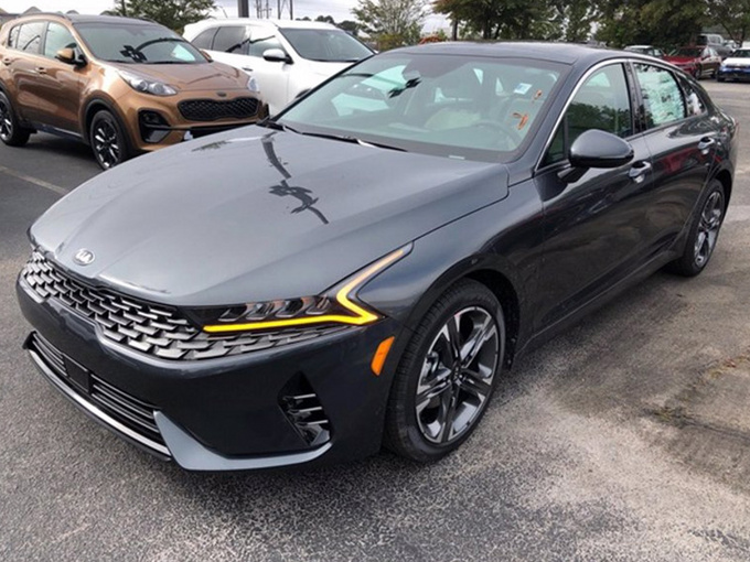 起亚全新K5实拍曝光 换搭悬浮中控屏/配贯穿式尾灯-图1