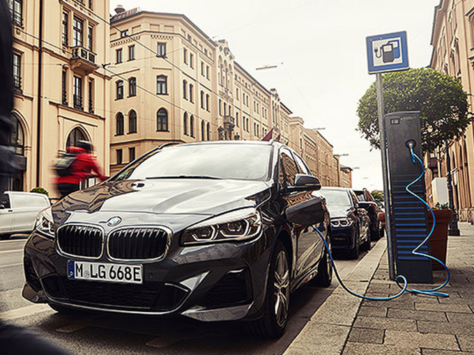 宝马新款2系旅行插混版曝光 续航提升25油耗大降-图1