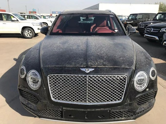 18款宾利添越4.0柴油V8 钢琴黑4座行动价-图2