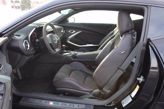 雪佛兰黑化大黄蜂实拍搭6.2升引擎/巨大尾翼-图6