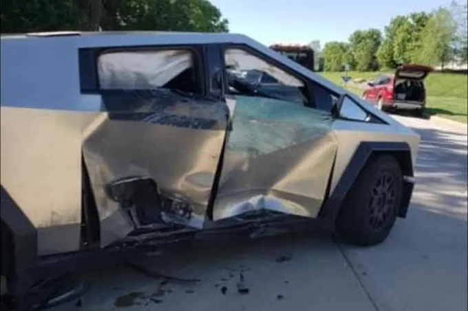 特斯拉Cybertruck终于在马路上被撞了损毁很严重-图2
