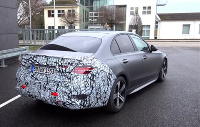 奔驰新C级6天后亮相 国产版最快4月发布 尺寸加长-图3