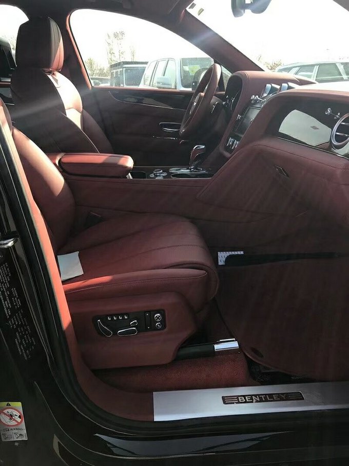 18款宾利添越4.0柴油V8 钢琴黑4座行动价-图8