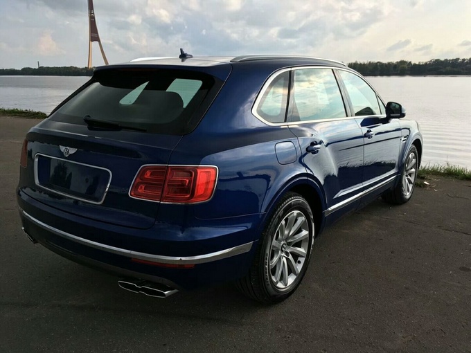 18款宾利添越汽油V8?亮片蓝SUV身份象征-图3