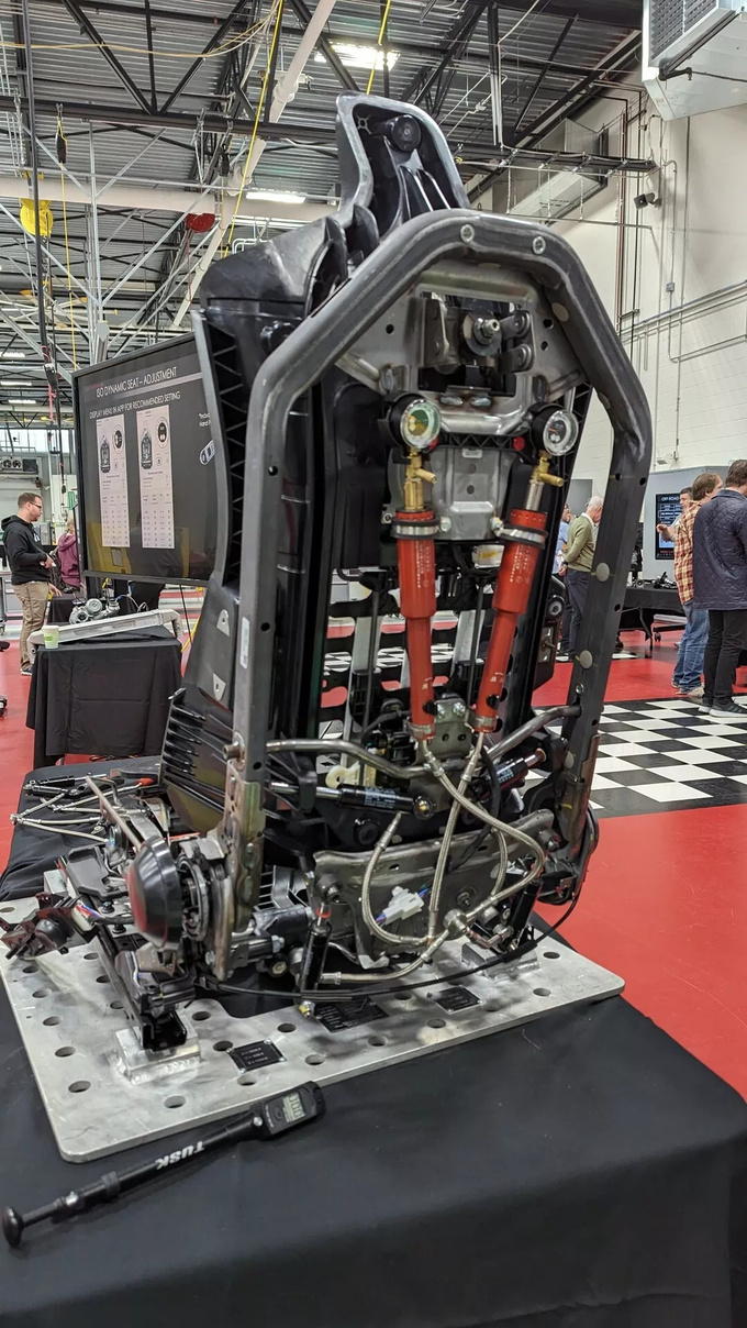 2024款丰田Tacoma TRD Pro版座椅科技满满的等速性能座椅-图4