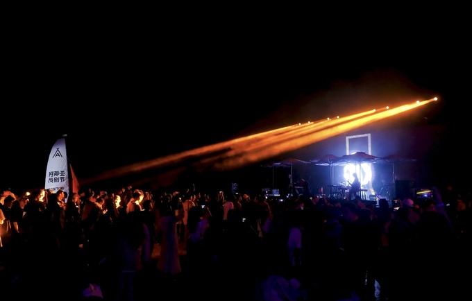 拥抱变化忠于独特—保时捷携手阿那亚戏剧节共探风格新境-图5