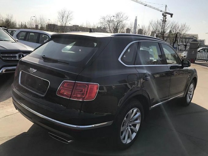 18款宾利添越4.0柴油V8 钢琴黑4座行动价-图6