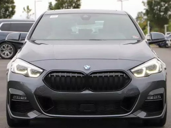 宝马全新2系轿跑版实拍 熏黑格栅/中控酷似3系-图1