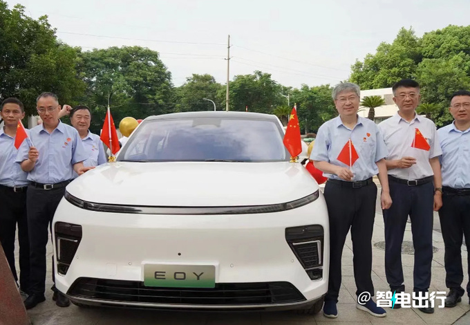 奇瑞代工华为问界新车酷似理想L8+小鹏G6-图2