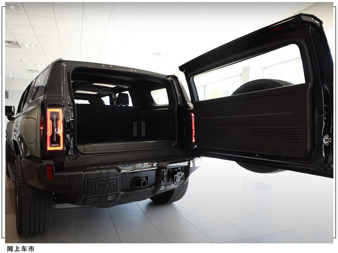 悍马全新SUV到店实拍搭可拆卸顶棚/配贯穿式头灯-图9
