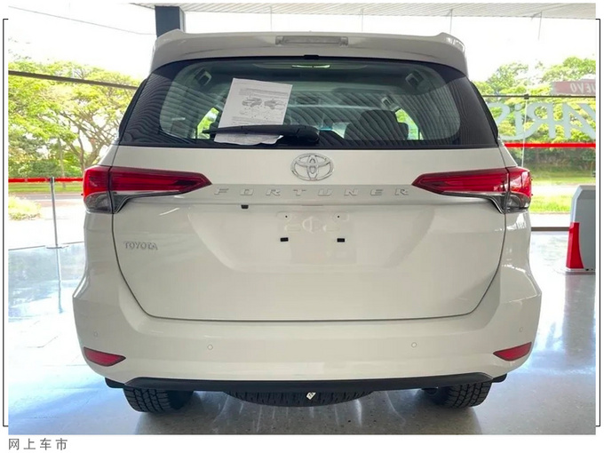 丰田小普拉多进店实拍搭2.7L/硬派外观造型-图3