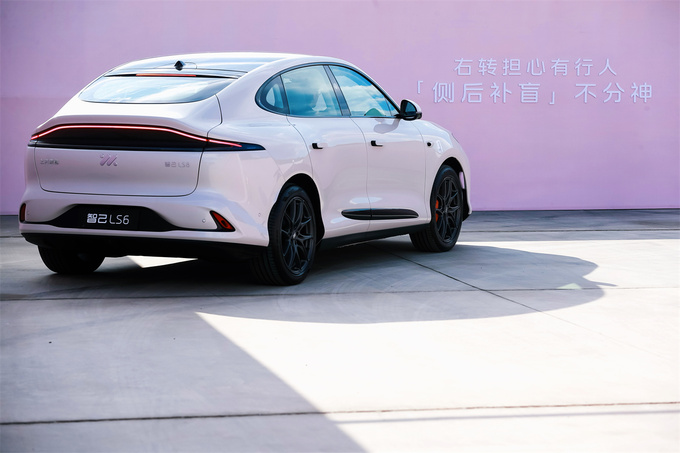 场地体验史上最强6系智己LS6的智驾表现和性能操控如何-图6