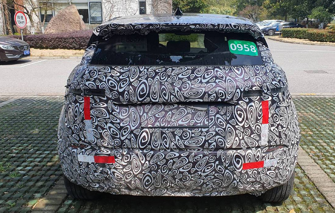 路虎加长揽胜极光最新谍照尺寸大涨 售价或上调-图3