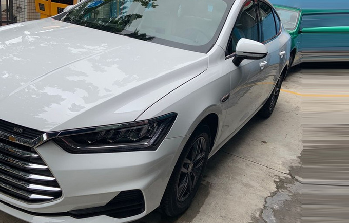 比亚迪秦Pro超越版街拍20日上市 增多项配置-图2