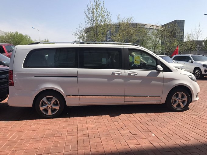 进口商务奔驰V250L豪华版 PK丰田埃尔法-图3