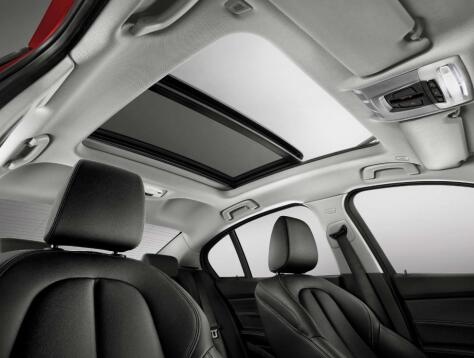 新BMW 1系三厢M运动版“动”情上市-图6