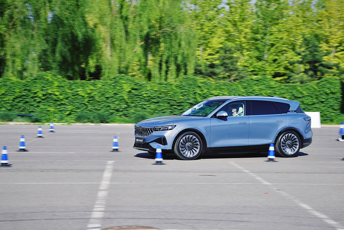 场地试驾岚图FREE 零百加速4秒的SUV是什么体验-图5