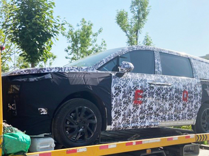 上汽大通全新MPV谍照曝光熏黑轮毂/有望年底亮相-图1