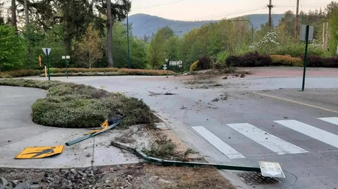 特斯拉Cybertruck终于在马路上被撞了损毁很严重-图6