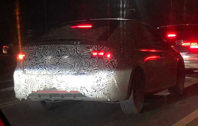 斯柯达全新明锐路试谍照 尺寸全面加长 或11万起售-图1