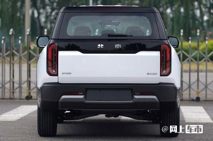 北京越野新BJ30实拍酷似吉利熊猫 尺寸大幅加长-图2