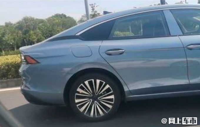 大众全新凌渡路试谍照溜背设计 最快年内上市-图1
