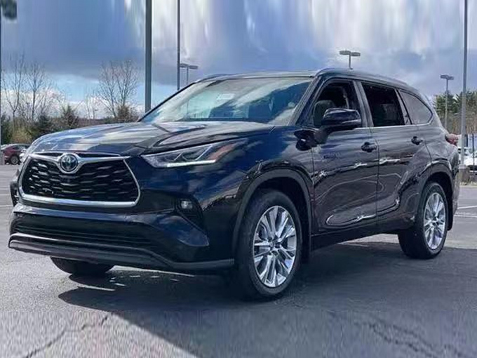 丰田全新汉兰达实拍搭2.5L混动/熏黑LOGO更运动-图1