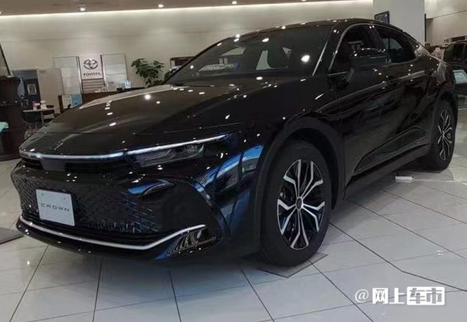丰田全新皇冠到店实拍下月国内开售/比凯美瑞好看-图1